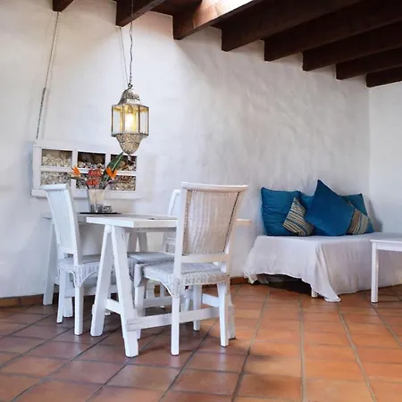 Hotel Finca-bouganvilla-lavasteinhaus-am-rande-der-vulkane-im-malerischen-dorf-uga-5km-zum-meer 3*