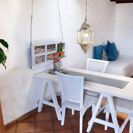 Hotel Finca-bouganvilla-lavasteinhaus-am-rande-der-vulkane-im-malerischen-dorf-uga-5km-zum-meer Uga
