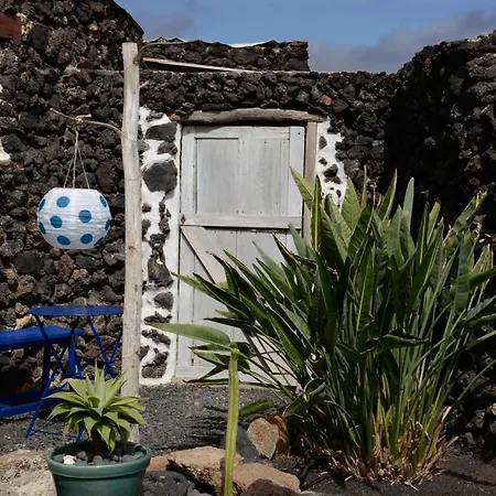 Hotel Finca-bouganvilla-lavasteinhaus-am-rande-der-vulkane-im-malerischen-dorf-uga-5km-zum-meer Uga