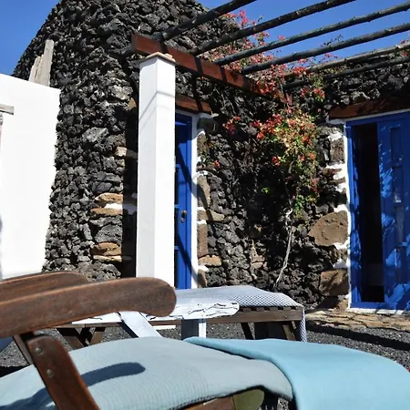 Hotel Finca-bouganvilla-lavasteinhaus-am-rande-der-vulkane-im-malerischen-dorf-uga-5km-zum-meer Uga