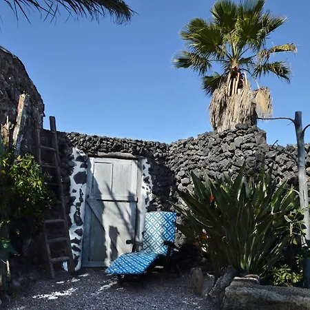 Finca-bouganvilla-lavasteinhaus-am-rande-der-vulkane-im-malerischen-dorf-uga-5km-zum-meer Hotel 3*