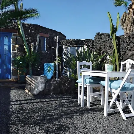 Finca-bouganvilla-lavasteinhaus-am-rande-der-vulkane-im-malerischen-dorf-uga-5km-zum-meer Hotel 3*