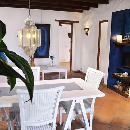 Hotel Finca-bouganvilla-lavasteinhaus-am-rande-der-vulkane-im-malerischen-dorf-uga-5km-zum-meer 3*