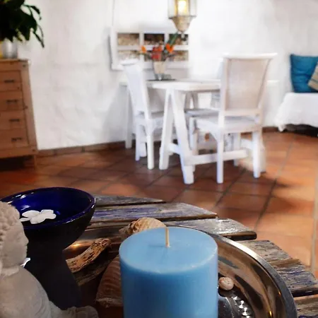 Hotel Finca-bouganvilla-lavasteinhaus-am-rande-der-vulkane-im-malerischen-dorf-uga-5km-zum-meer 3*