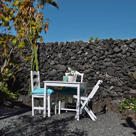 Finca-bouganvilla-lavasteinhaus-am-rande-der-vulkane-im-malerischen-dorf-uga-5km-zum-meer Hotel Uga