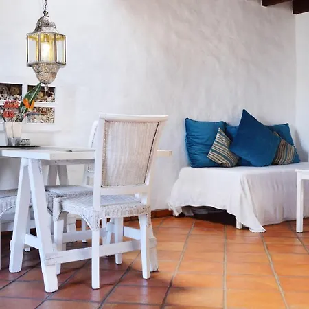 Hotel Finca-bouganvilla-lavasteinhaus-am-rande-der-vulkane-im-malerischen-dorf-uga-5km-zum-meer 3*