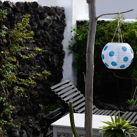 Hotel Finca-bouganvilla-lavasteinhaus-am-rande-der-vulkane-im-malerischen-dorf-uga-5km-zum-meer 3*